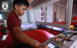 Trắng đêm may cờ Tổ quốc, in băng rôn phục vụ người hâm mộ bóng đá Việt Nam